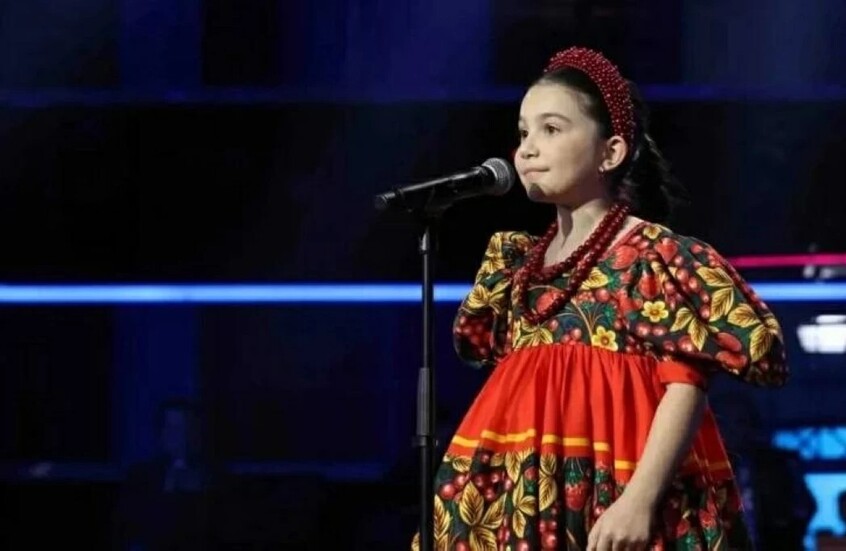 طفلة تشعل المسرح: إيميليا جبر تحوّل أغنية "كالينكا" الروسية إلى ظاهرة عالمية (فيديو)