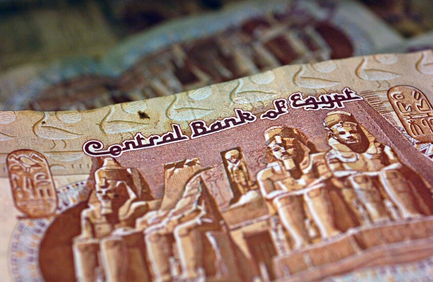طوق من النقود وسلسلة ذهب.. فيديو لتكريم تلميذة في مصر يثير الجدل
