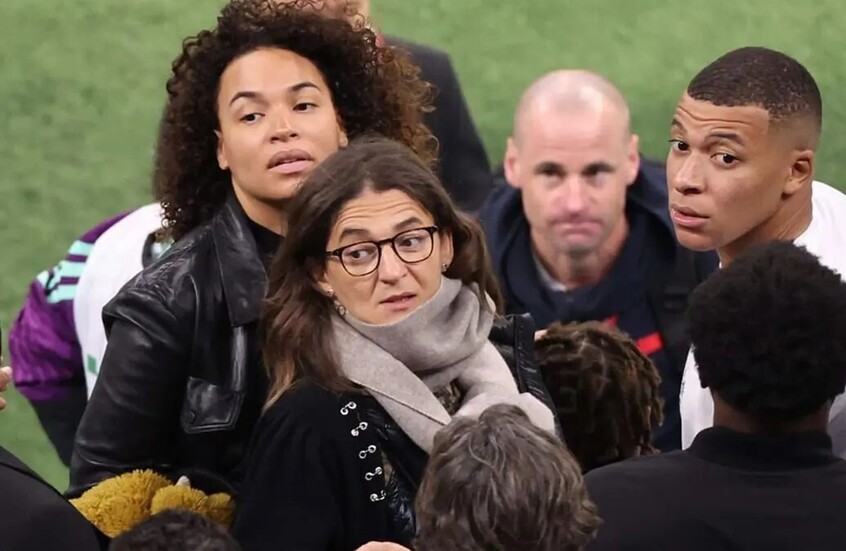 والدة كيليان مبابي تلفت الأنظار برد فعلها على صافرات الاستهجان ضد نجم ريال مدريد (فيديو)