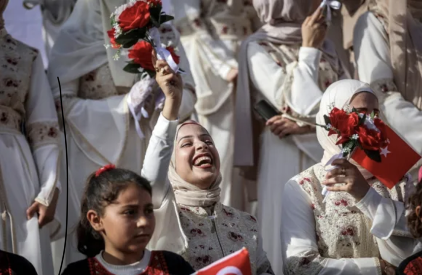 رغم الدمار والحرب.. عرس جماعي في غزة ومحاولة للفرح في خيمة