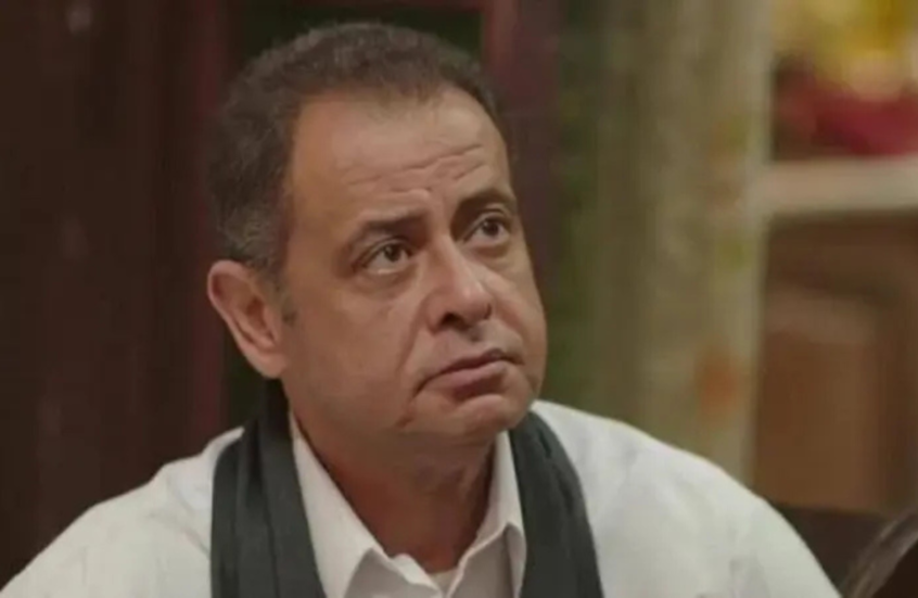 فنان مصري يوضح لماذا طالب بوضع النساء مع "كلاب الشوارع"