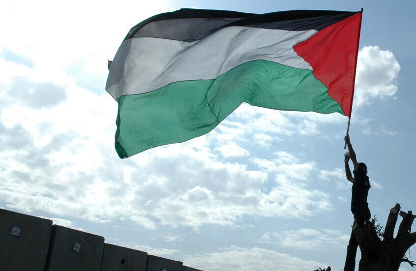 فرنسا.. اعتقال 6 أشخاص بعد رفع علم فلسطين على برج إيفل
