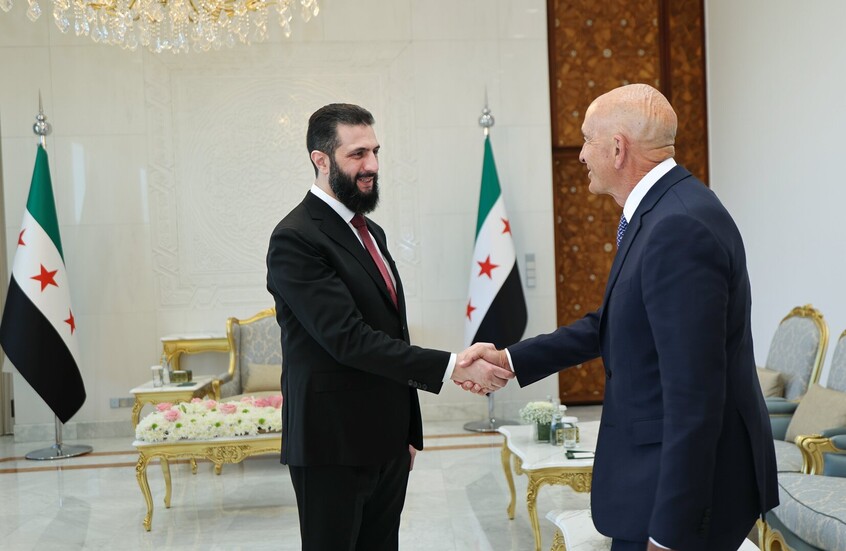 الشرع يبحث مستجدات الأوضاع مع المبعوث الأمريكي إلى سوريا توماس باراك