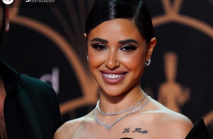 مصر.. لحظة رومانسية داخل مصعد تثير جدلا واسعا