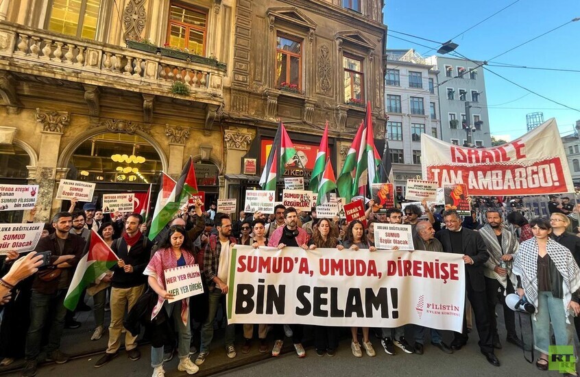وقفة احتجاجية بميدان تقسيم في اسطنبول ضد الهجوم الإسرائيلي على سفن "أسطول الصمود" (صور+ فيديو)