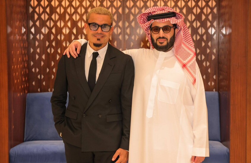 تركي آل الشيخ يمازح "الهضبة": "إن شاء الله بعد 30 سنة تبقى جبل" (فيديو)