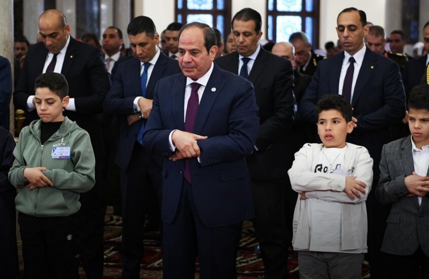 مصر.. السيسي يؤدي صلاة عيد الأضحى ويتبادل التهاني (فيديو)