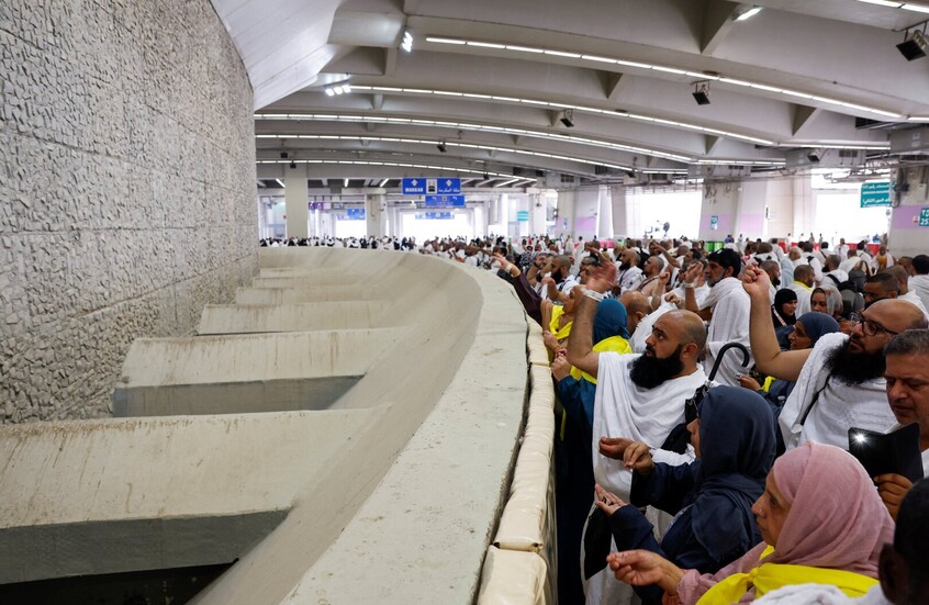 في أول أيام عيد الأضحى.. الحجاج يرمون جمرة العقبة الكبرى (فيديو)