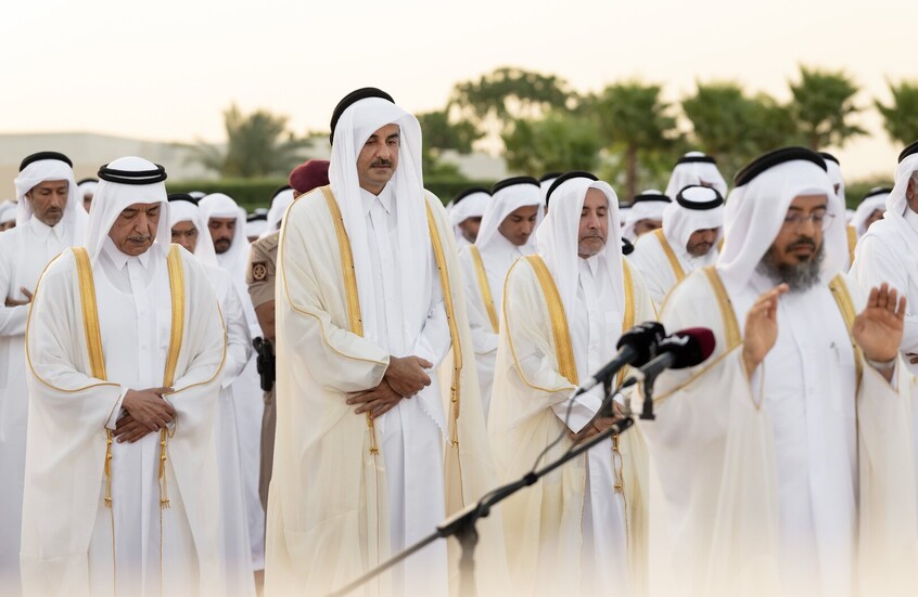 أمير قطر يؤدي صلاة العيد في مصلى لوسيل (فيديو)