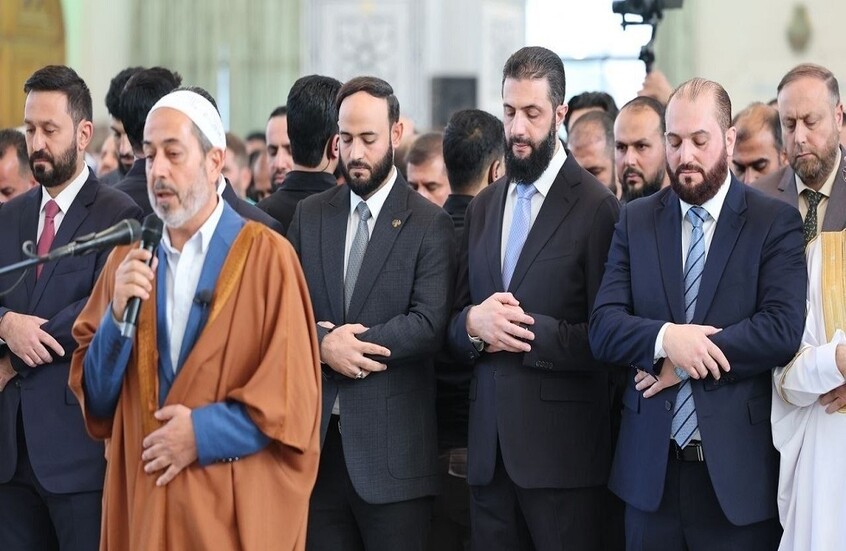 حقائب "باليستية" تحيط بأحمد الشرع خلال صلاة العيد في حلب (فيديو)