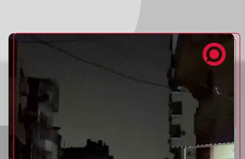 لحظة استهداف طائرات إسرائيل منزلاً سكنياً في مخيم الشاطئ شرق غزة