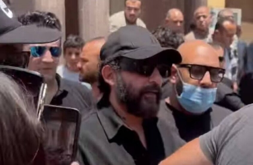 الفنان أحمد حلمي يؤم المصلين في صلاة الجنازة على والدته