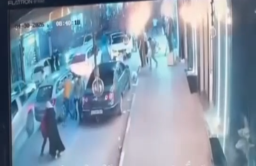 كاميرا مراقبة توثق لحظة استهداف القيادي في كتائب القسام محمد عودة في غارة إسرائيلية على غزة