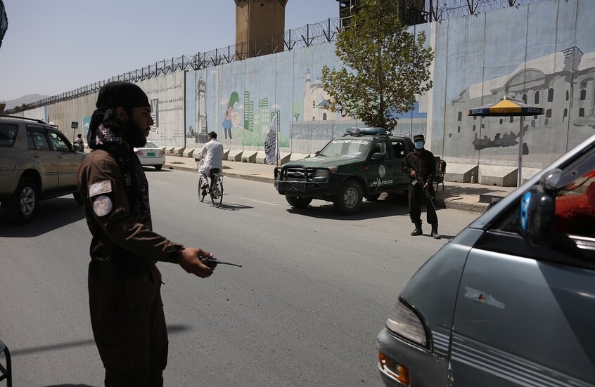 مصرع 18 شخصا وإصابة 29 إثر انقلاب مركبة لاجئين شرق أفغانستان (فيديو)