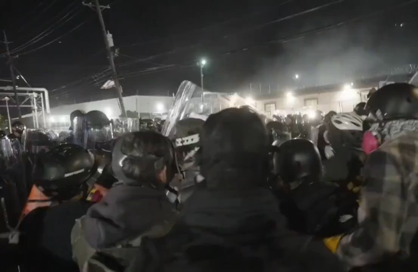 أمريكا.. فرض حظر تجوال حول مركز "ديلاني هول" لاحتجاز المهاجرين عقب اشتباكات عنيفة (صور + فيديو)