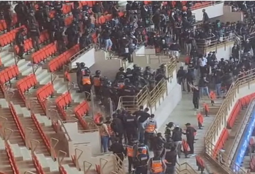 أحداث شغب واشتباكات بين الجماهير في قمة الجيش الملكي والرجاء بالدوري المغربي