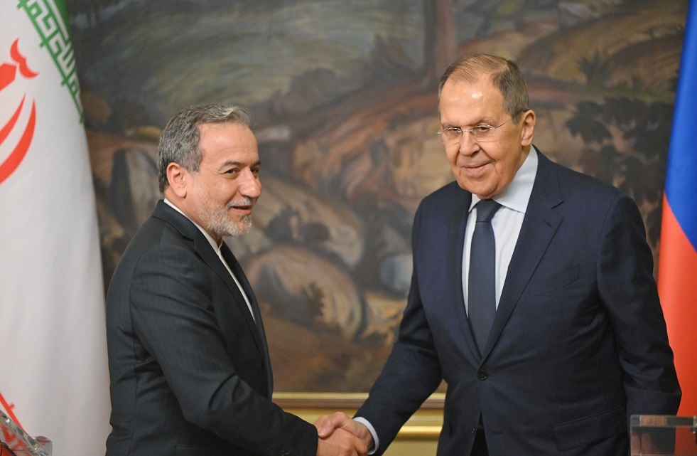 عراقجي ولافروف يبحثان موقف إيران من انهاء الصراع مع الولايات المتحدة وإسرائيل ووضع منطقة الخليج