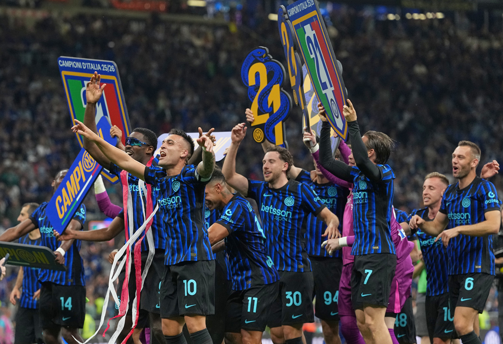 إنتر ميلان يتوج بطلا للدوري الإيطالي للمرة الـ21 في تاريخه