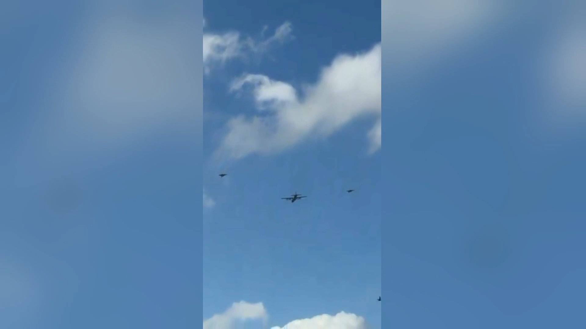 رصد مقاتلات إسرائيلية تحلق برفقة طائرة C-130 "هيركوليس" على ارتفاع منخفض فوق القدس