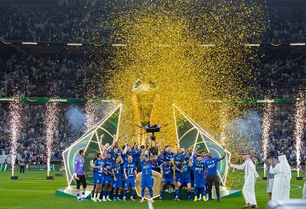 الهلال يتوج بكأس الملك السعودي على حساب الخلود (فيديو)