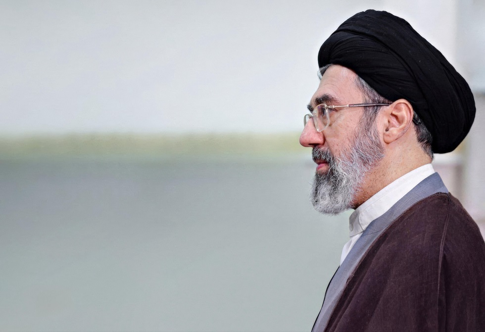 صحيفة "WSJ": قائد في الظل وصور بالذكاء الاصطناعي.. كيف يعرقل "اختفاء" مجتبى خامنئي إنهاء الحرب