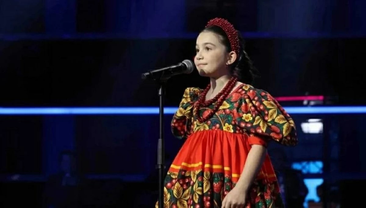 طفلة تشعل المسرح: إيميليا جبر تحوّل أغنية "كالينكا" الروسية إلى ظاهرة عالمية (فيديو)