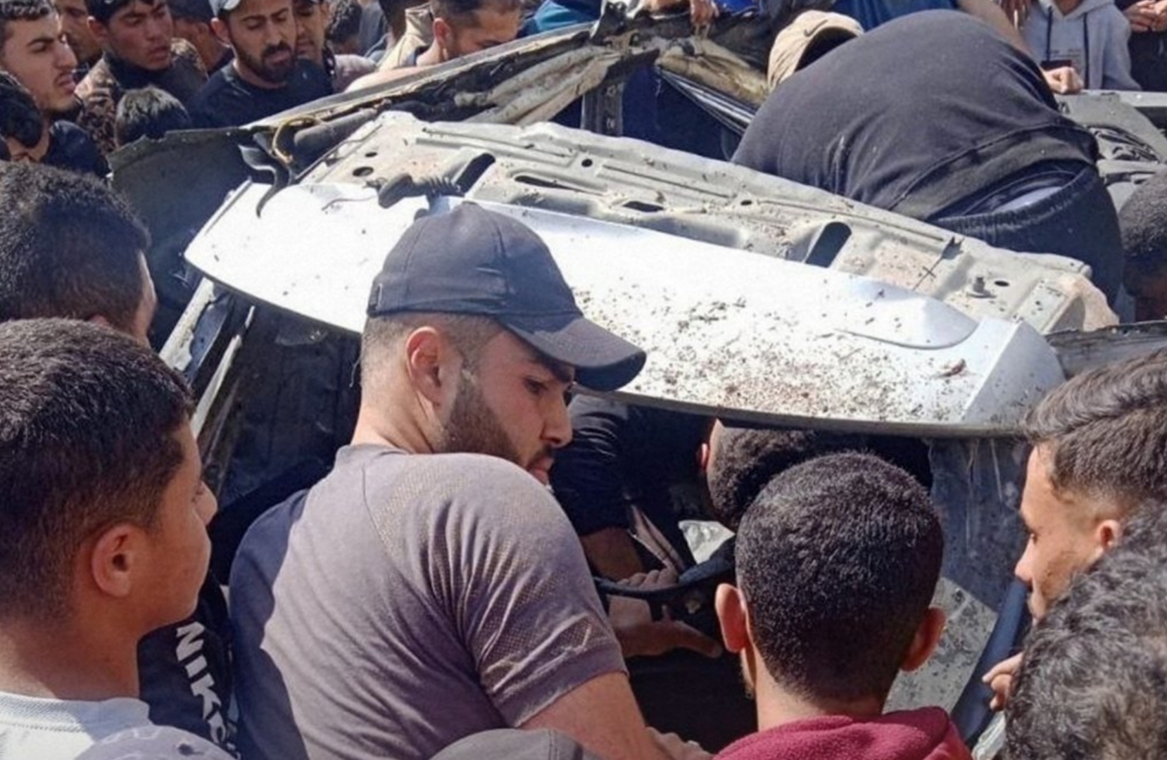 غزة.. مقتل مدير مباحث خان يونس ومرافقه بضربة إسرائيلية (صور+فيديو)