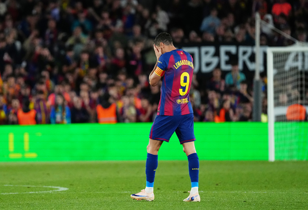 برشلونة يقسو على بيتيس بثلاثية وليفاندوفسكي يغادر الملعب باكيا