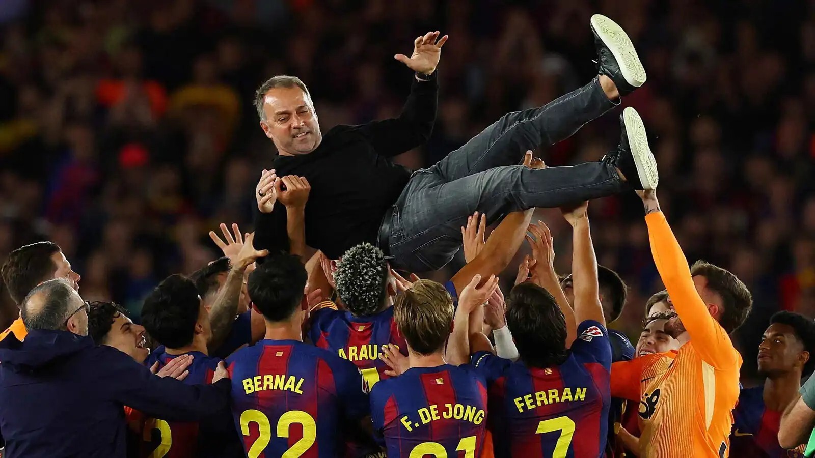 رسميا.. برشلونة يجدد عقد هانز فليك