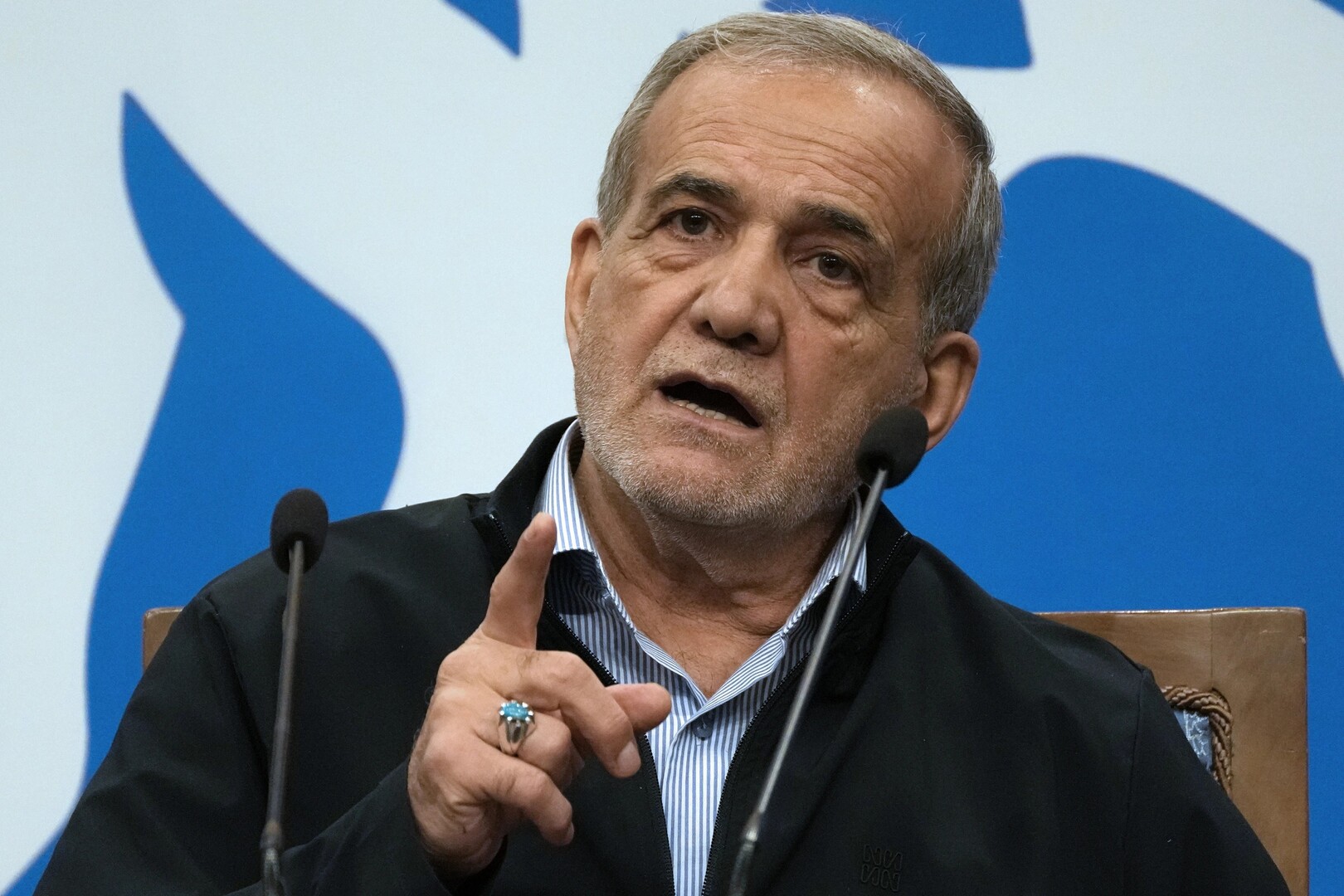 الرئيس الإيراني: لن نحني رؤوسنا أمام العدو (فيديو)