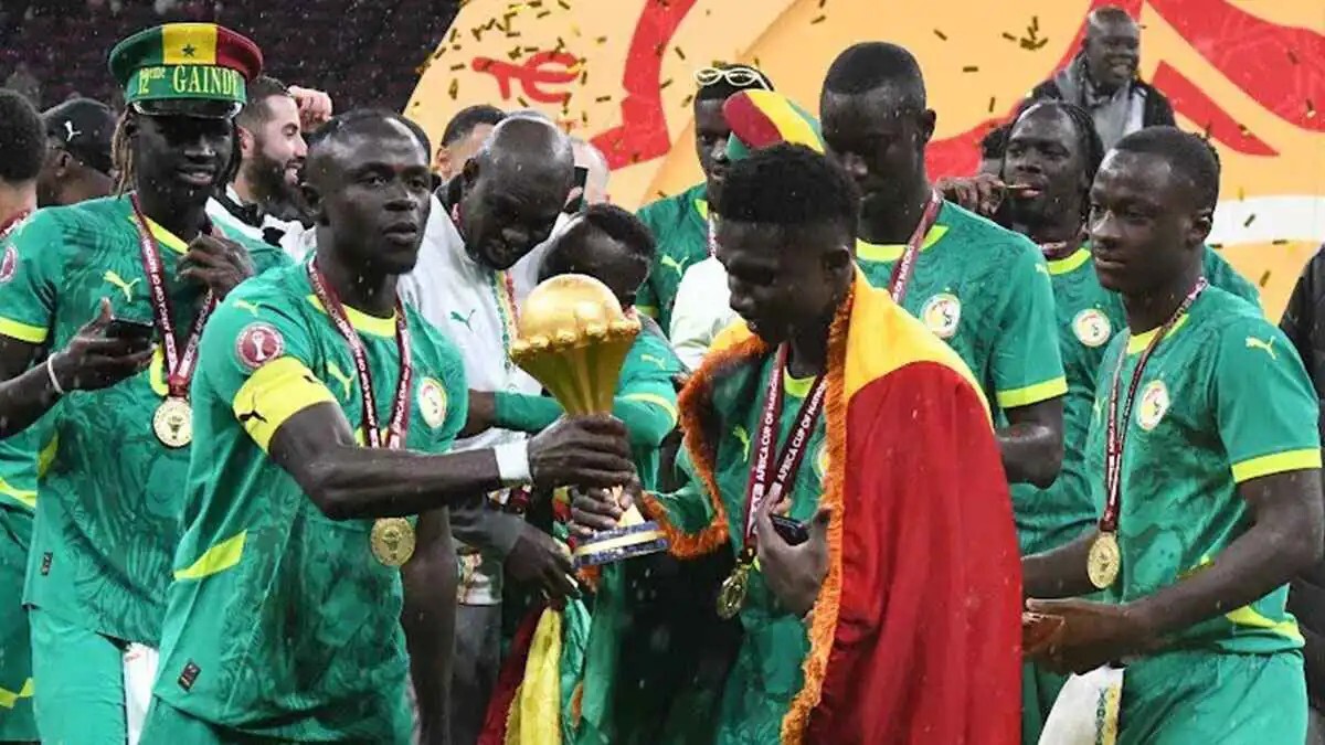 "وثيقة تثير الجدل".. ما حقيقة إعادة كأس إفريقيا لمنتخب السنغال؟ (صورة)