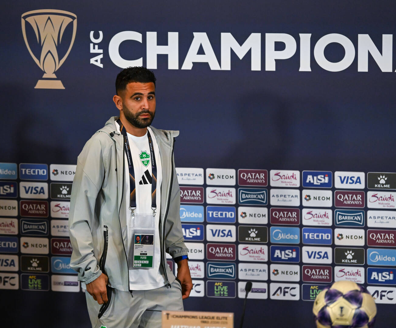 محرز يرد على شائعات الرحيل ويكشف موقفه النهائي من الأهلي السعودي