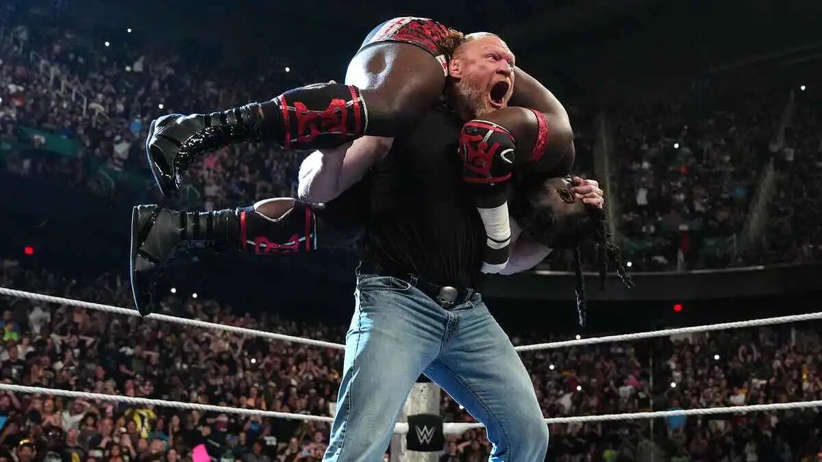 ليلة مشتعلة في WWE.. بروك ليسنر ينتقم من جاكوب فاتو (فيديو)