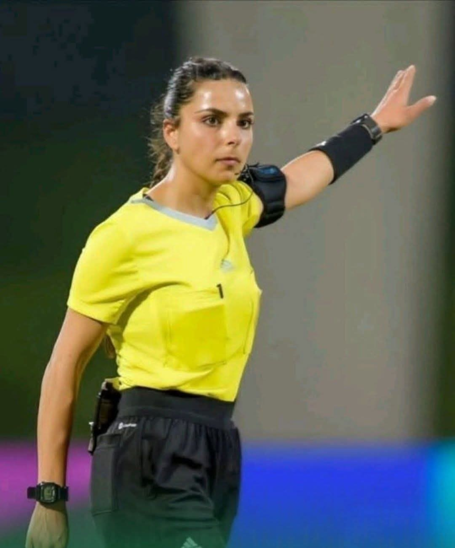 أول حكمة سورية تدخل التاريخ بقيادة نهائي كأس آسيا للناشئات (فيديو)