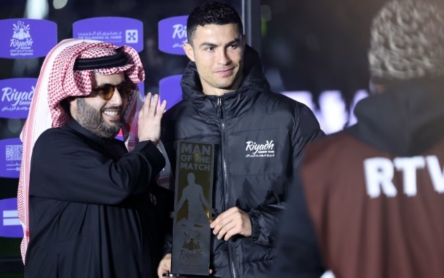 "الجوال مسروق".. تعليق طريف من تركي آل الشيخ على تتويج النصر