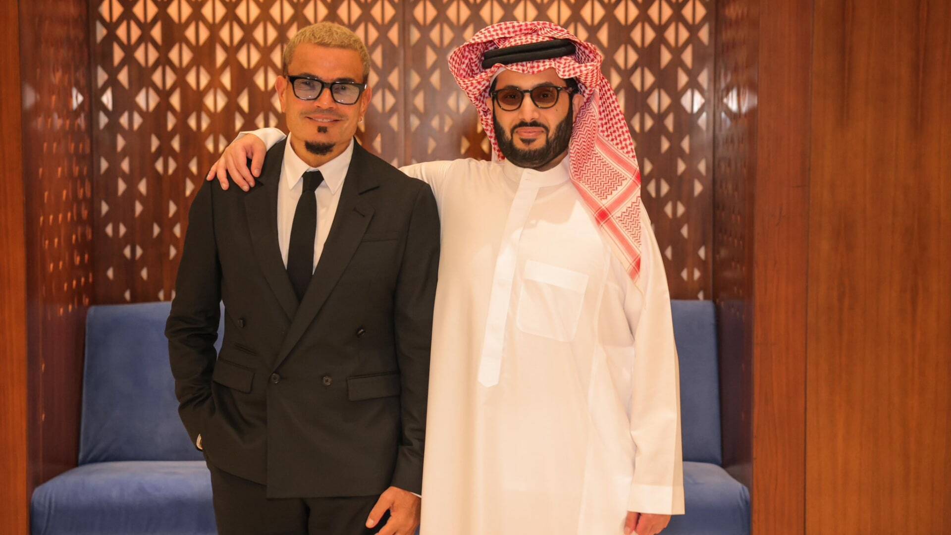 تركي آل الشيخ يمازح "الهضبة": "إن شاء الله بعد 30 سنة تبقى جبل" (فيديو)