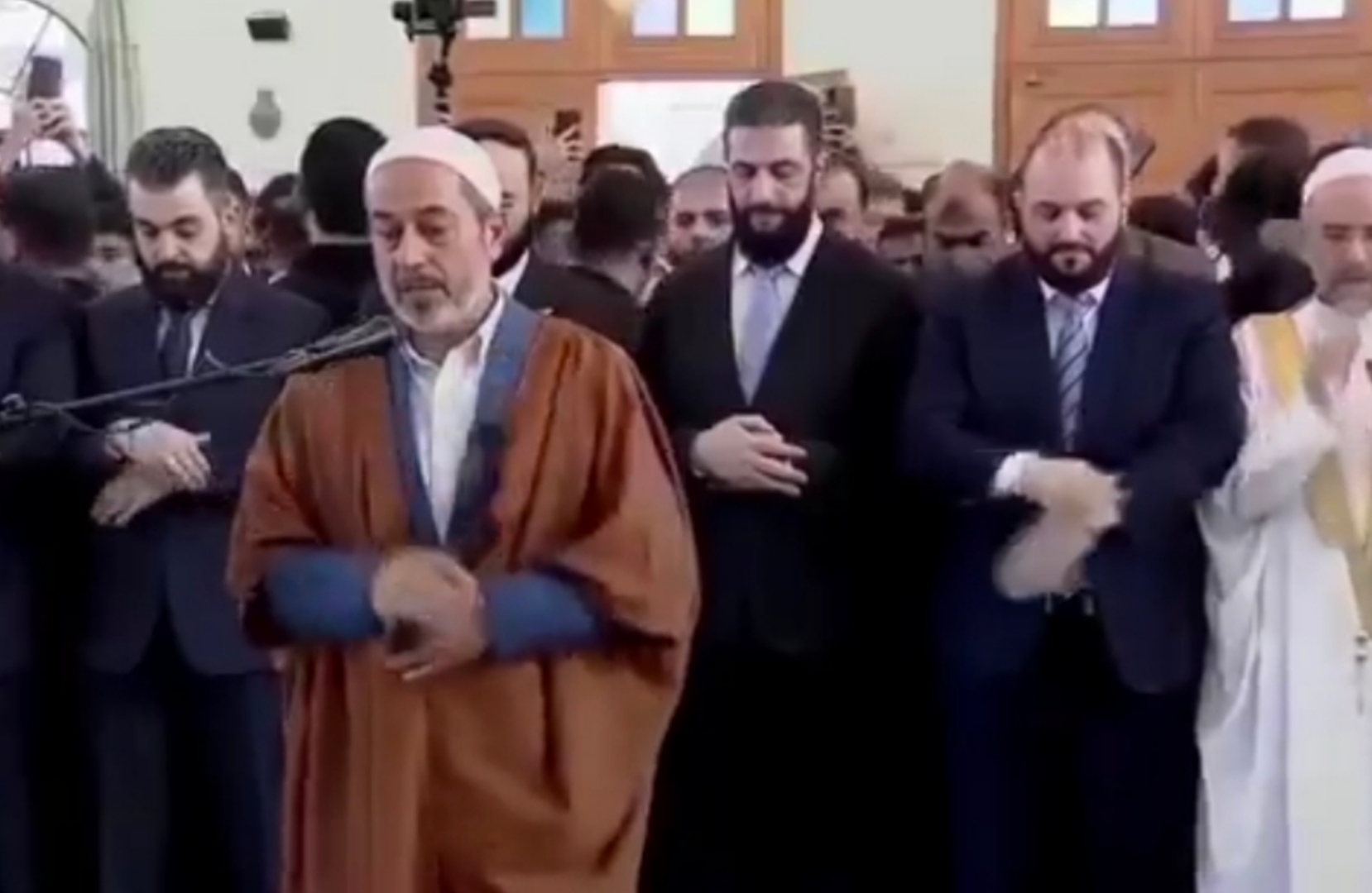 الرئيس السوري يؤدي صلاة عيد الأضحى في مسجد عبد الله بن عباس بمدينة حلب (فيديو)