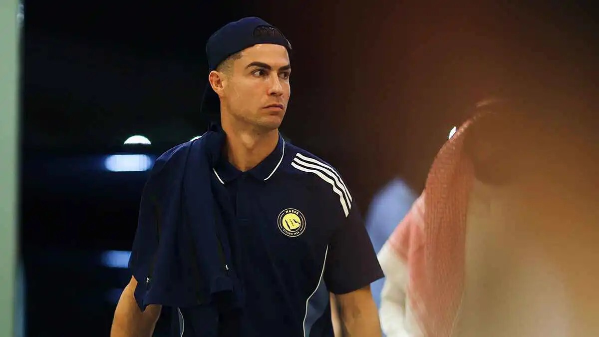 كريستيانو رونالدو يثير الجدل مجددا وهو يصلي مع لاعبي النصر فهل اعتنق "الدون" الإسلام؟