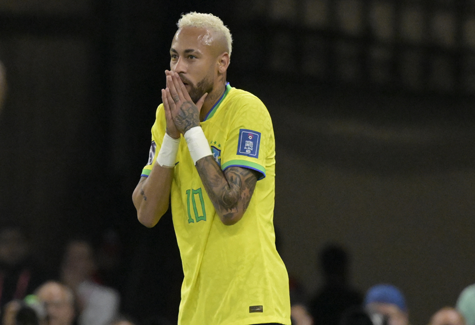 طبيب منتخب البرازيل يؤكد رسميا إصابة نيمار ويحدد مدة غيابه عن الملاعب