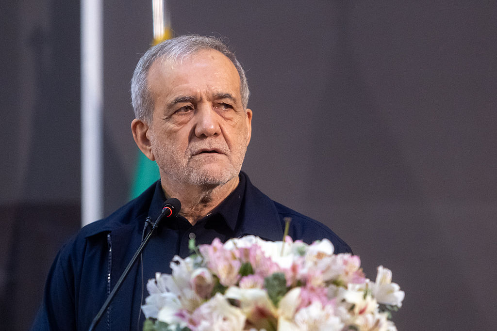 الرئيس الإيراني يأمر بتطوير ممرات تجارية بديلة لمواجهة القيود على المنافذ الجنوبية