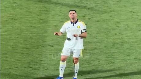 حركة مسيئة مجددا بسبب استفزازه بميسي.. رونالدو مهدد بعقوبة قبل قمة الهلال (فيديو)
