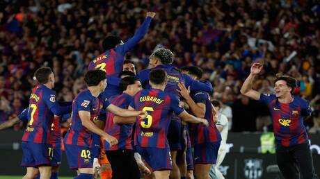 برشلونة يهزم ريال مدريد في "الكلاسيكو" ويحسم لقب الدوري (فيديو)