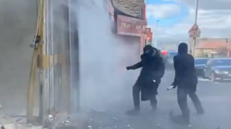 عملية سطو مرعبة تهز مدينة برادفورد البريطانية.. وملثمون يفرون بالمضارب (فيديو)