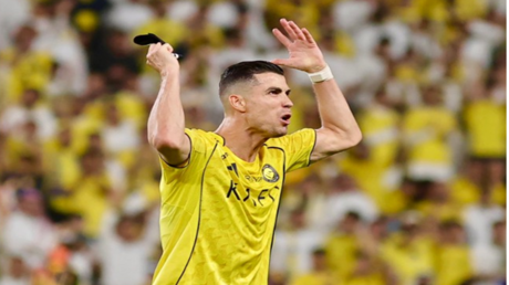 صدمة وابتسامة ساخرة.. رد فعل رونالدو بعد هدف الهلال "القاتل" في شباك النصر