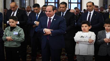 مصر.. السيسي يؤدي صلاة عيد الأضحى ويتبادل التهاني (فيديو)