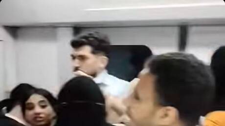 مصر.. ضرب وصراخ هستيري داخل عربة مترو (فيديو)
