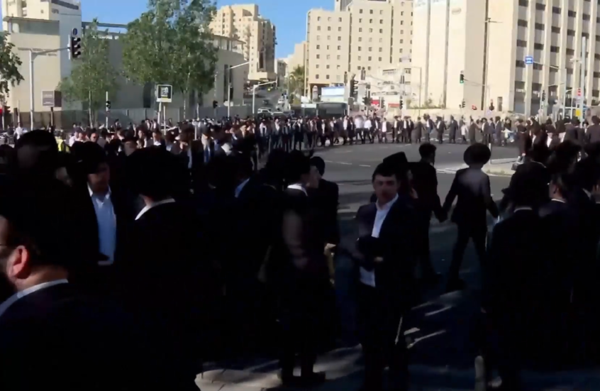 يهود متشددون يرقصون ضمن دائرة احتجاجا على التجنيد الإلزامي واعتقال حريديم متهربين من الخدمة