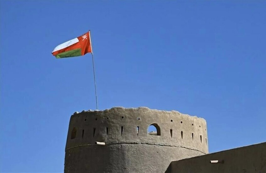 مسؤول عُماني سابق يوضح لـ RT موقف مسقط من فرض رسوم بمضيق هرمز