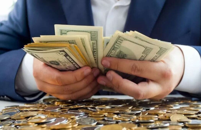 ملياردير بلا نقود.. خطأ بنكي يضع أذربيجانيا بين أغنى أغنياء العالم!