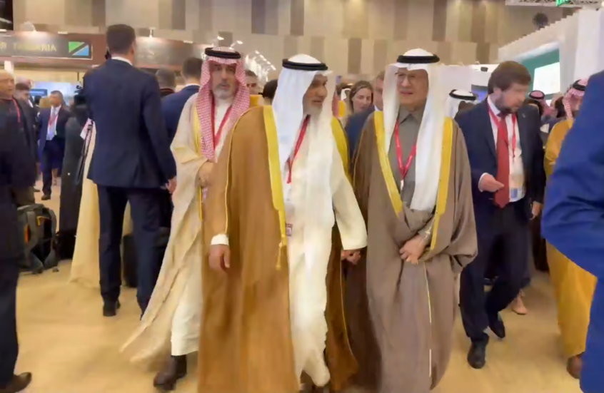 الأمير عبد العزيز بن سلمان يتجول بين أجنحة منتدى بطرسبورغ الاقتصادي